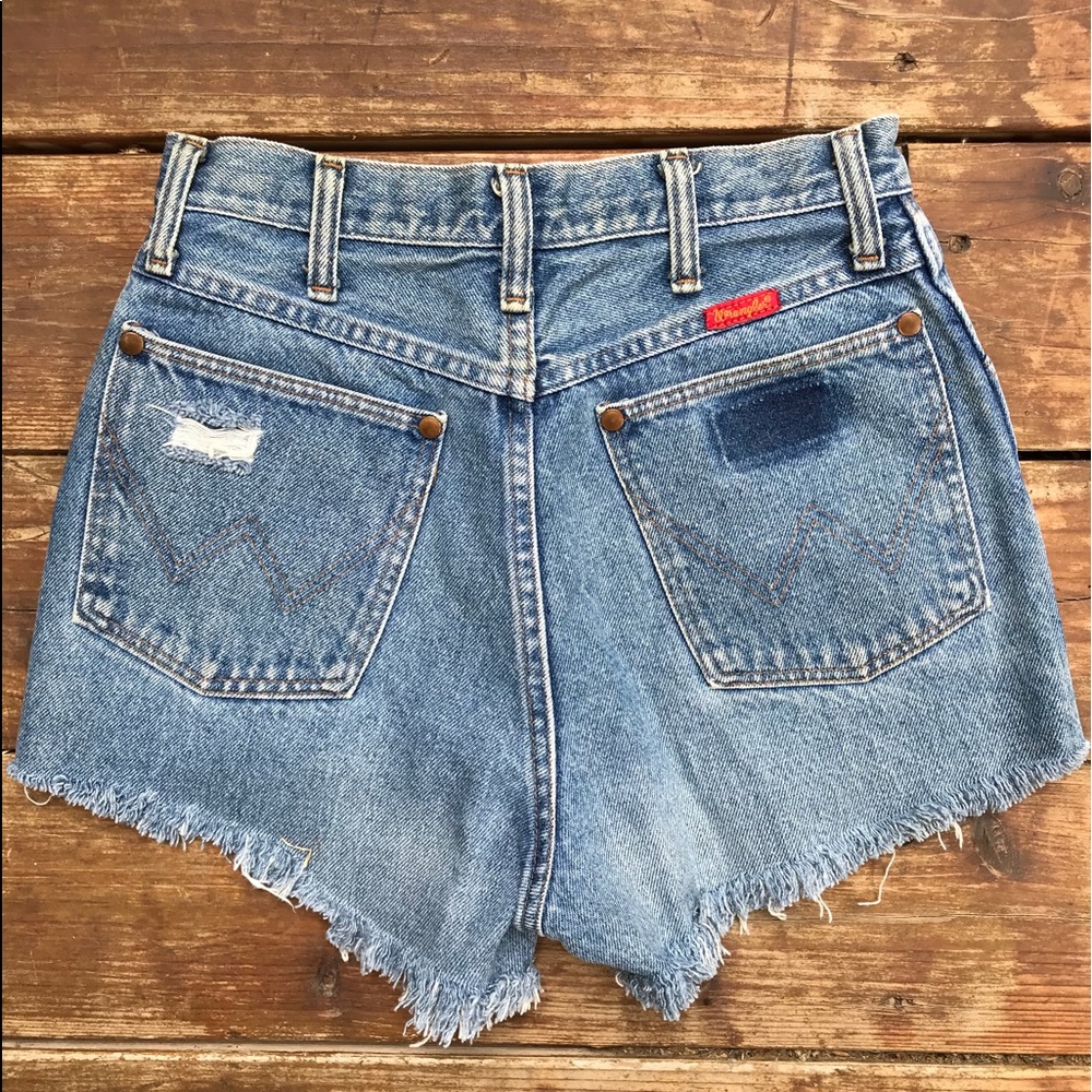 Vintage High-Waisted Wrangler Denim Shorts SZ 25”